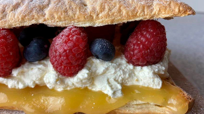 Lemon curd & fruit puff